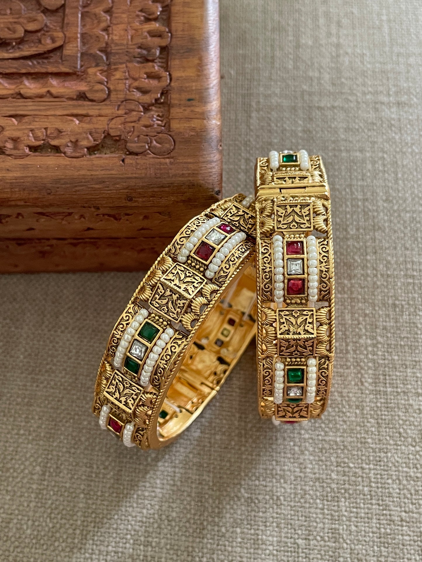 Saanvi Antique Bangles