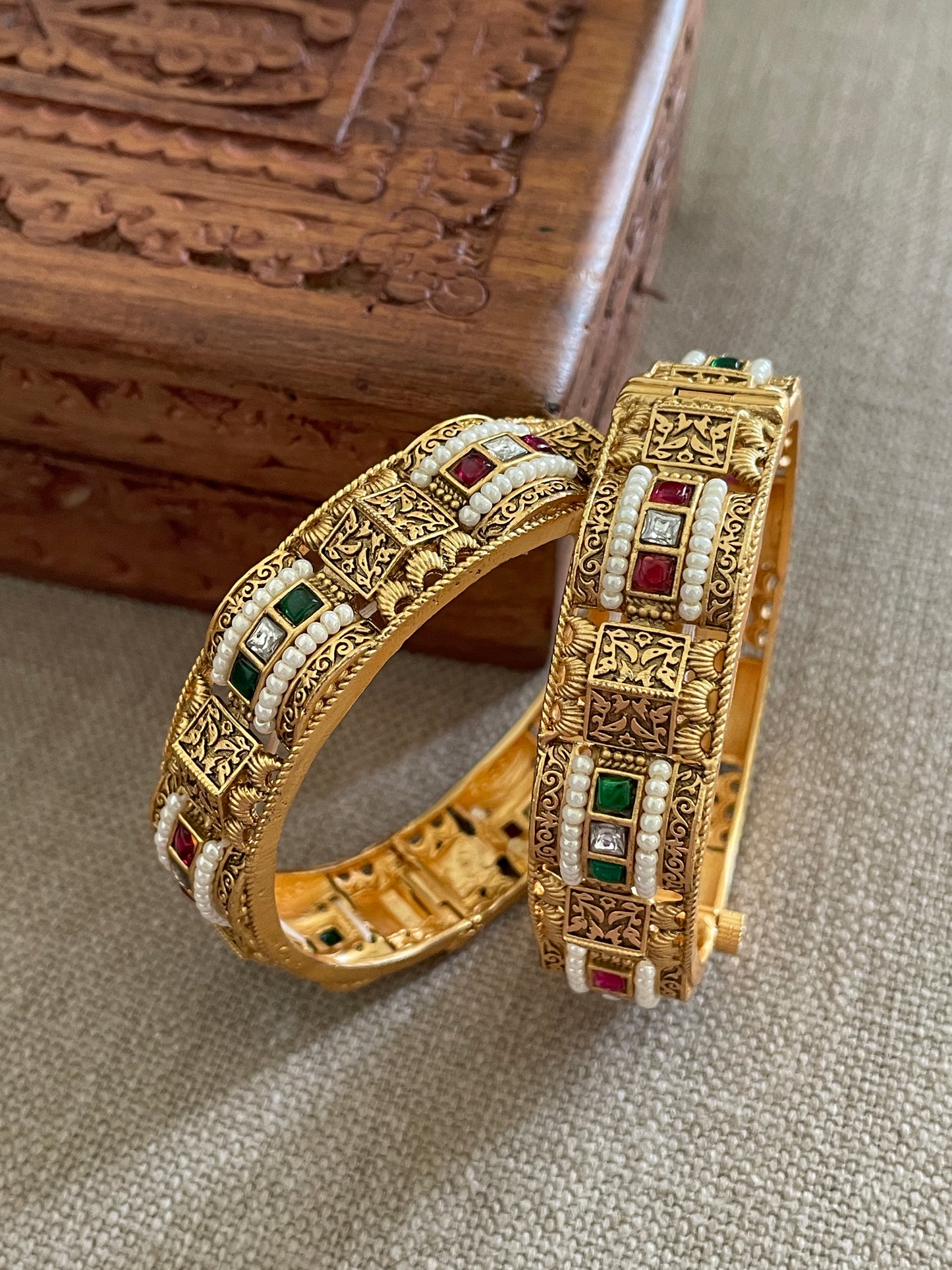 Saanvi Antique Bangles